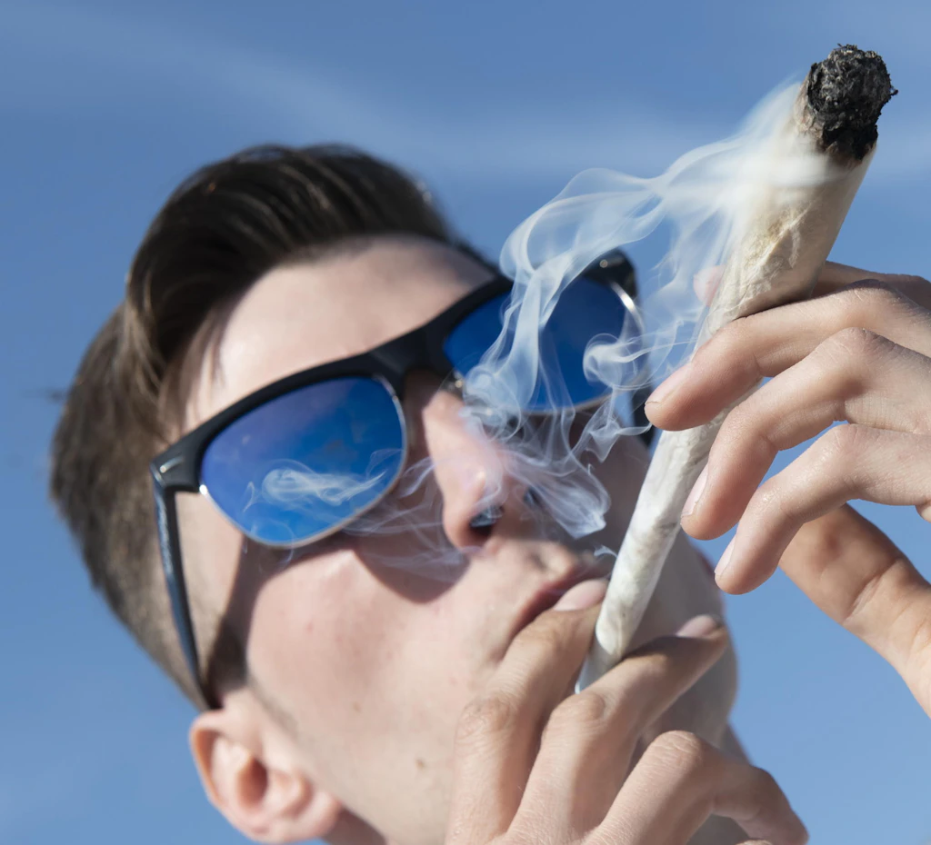 Cannabis, Gaspreise, Elterngeld und Amazon: Das ändert sich im April