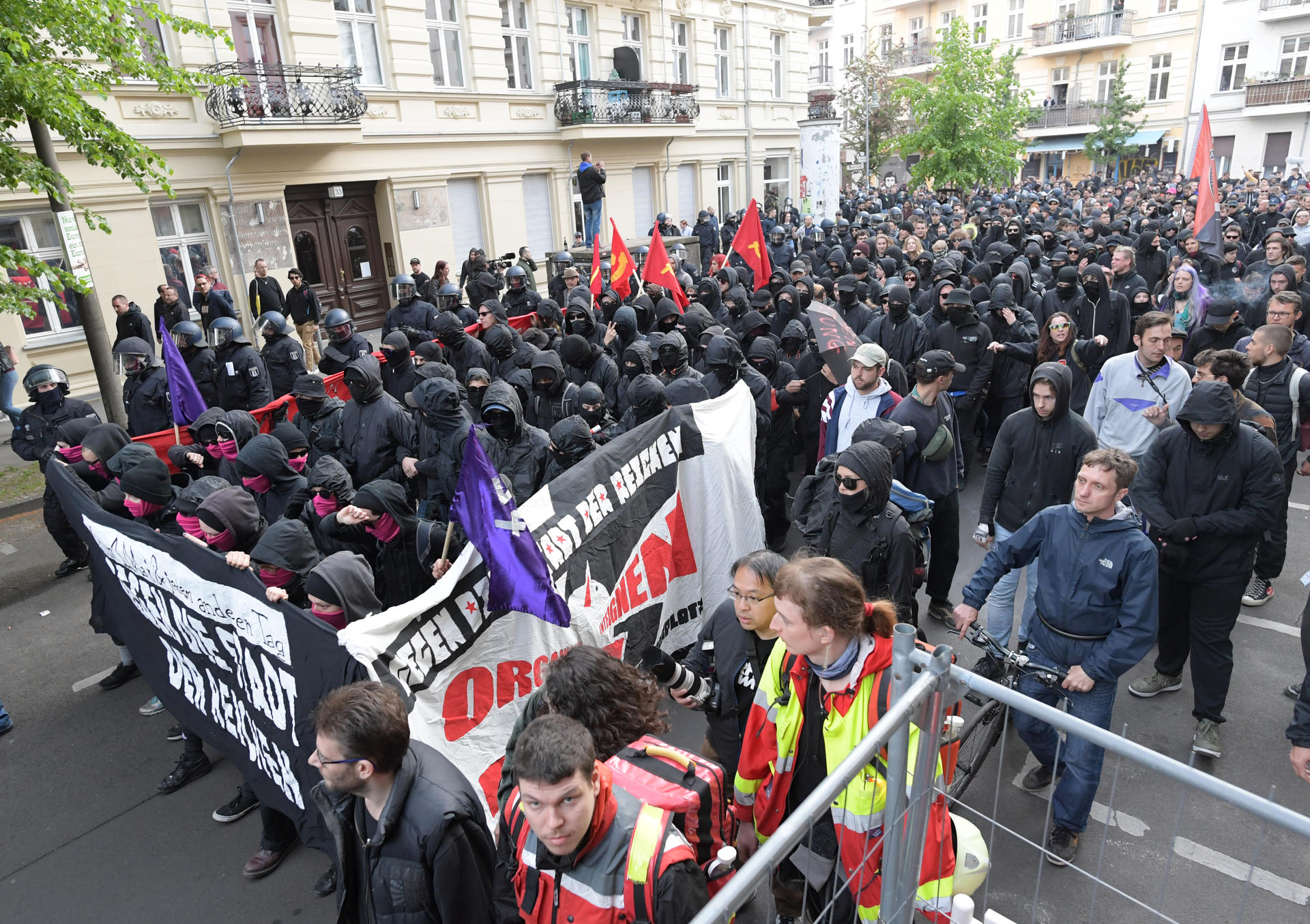 Aus der Menge waren immer wieder Parolen wie „Ganz Berlin hasst die Polizei“ zu hören.