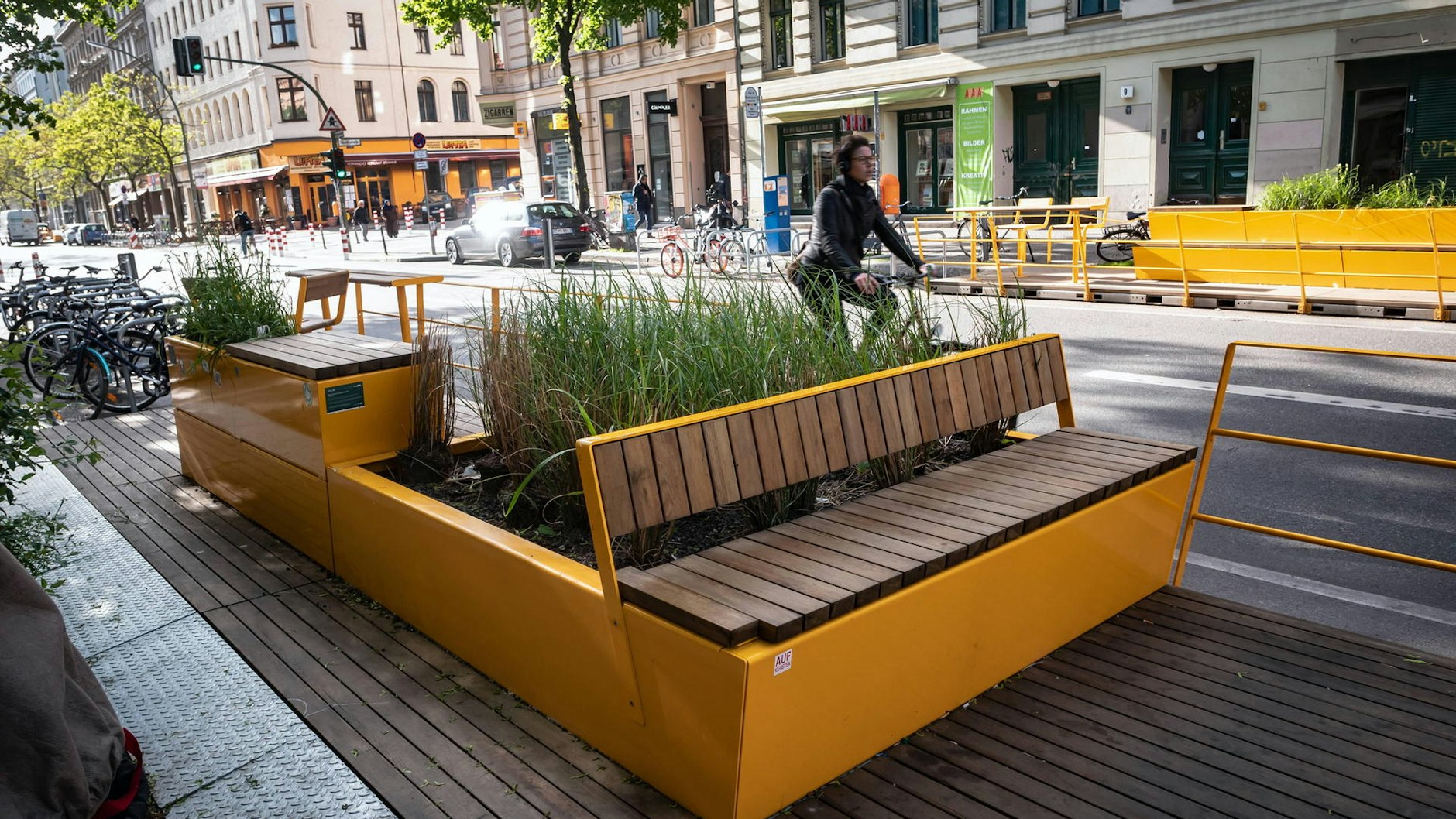 Begegnungszone in der Berliner Bergmannstraße: Hier sitzen Sie in der ersten Reihe. Entspannt.
