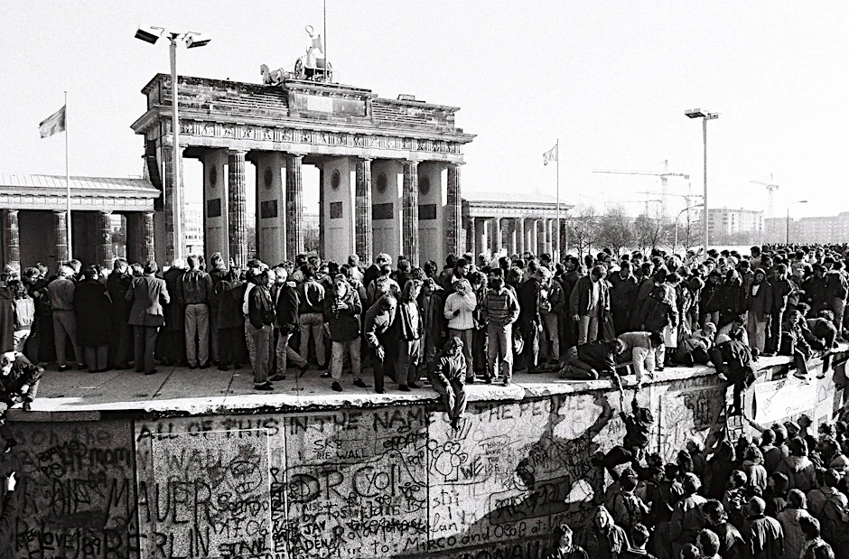 Deutsche am 9. November 1989 am Brandenburger Tor in Berlin. Wir zeigen, wie die Berliner heute auf das Ereignis zurückblicken. 