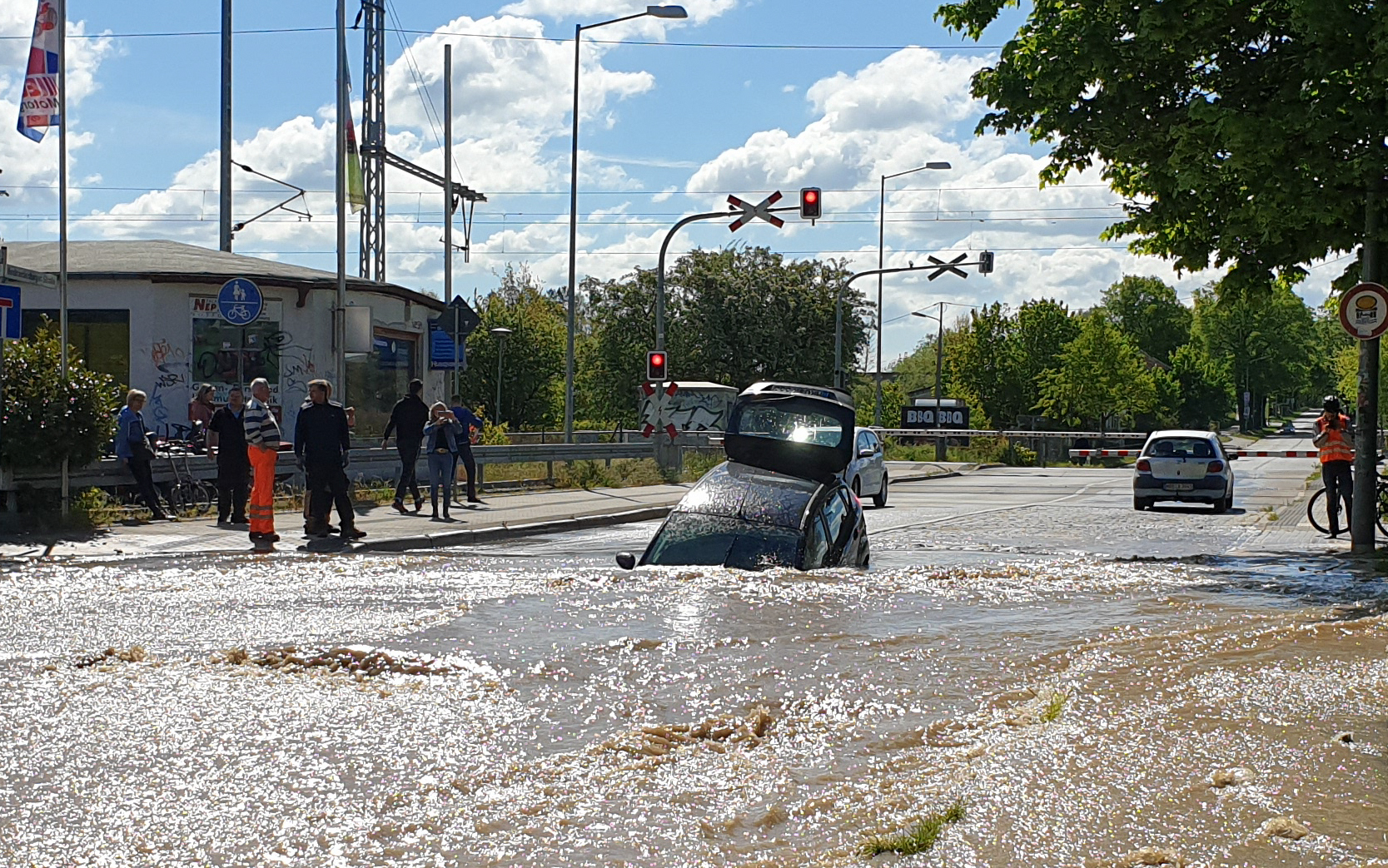 Auto versinkt in Loch nach Wasserrohrbruch