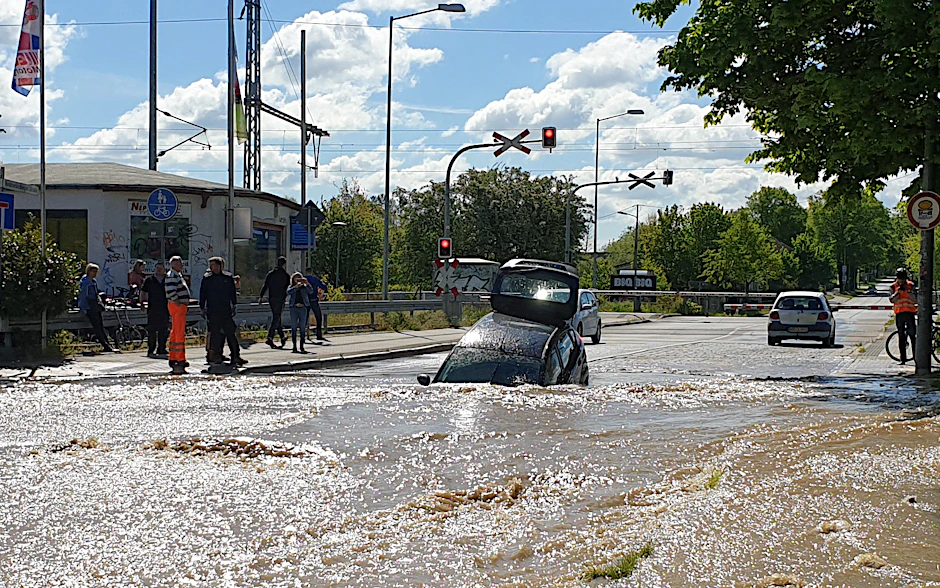 Der Fahrer konnte das Auto noch rechtzeitig verlassen und bleib unverletzt.