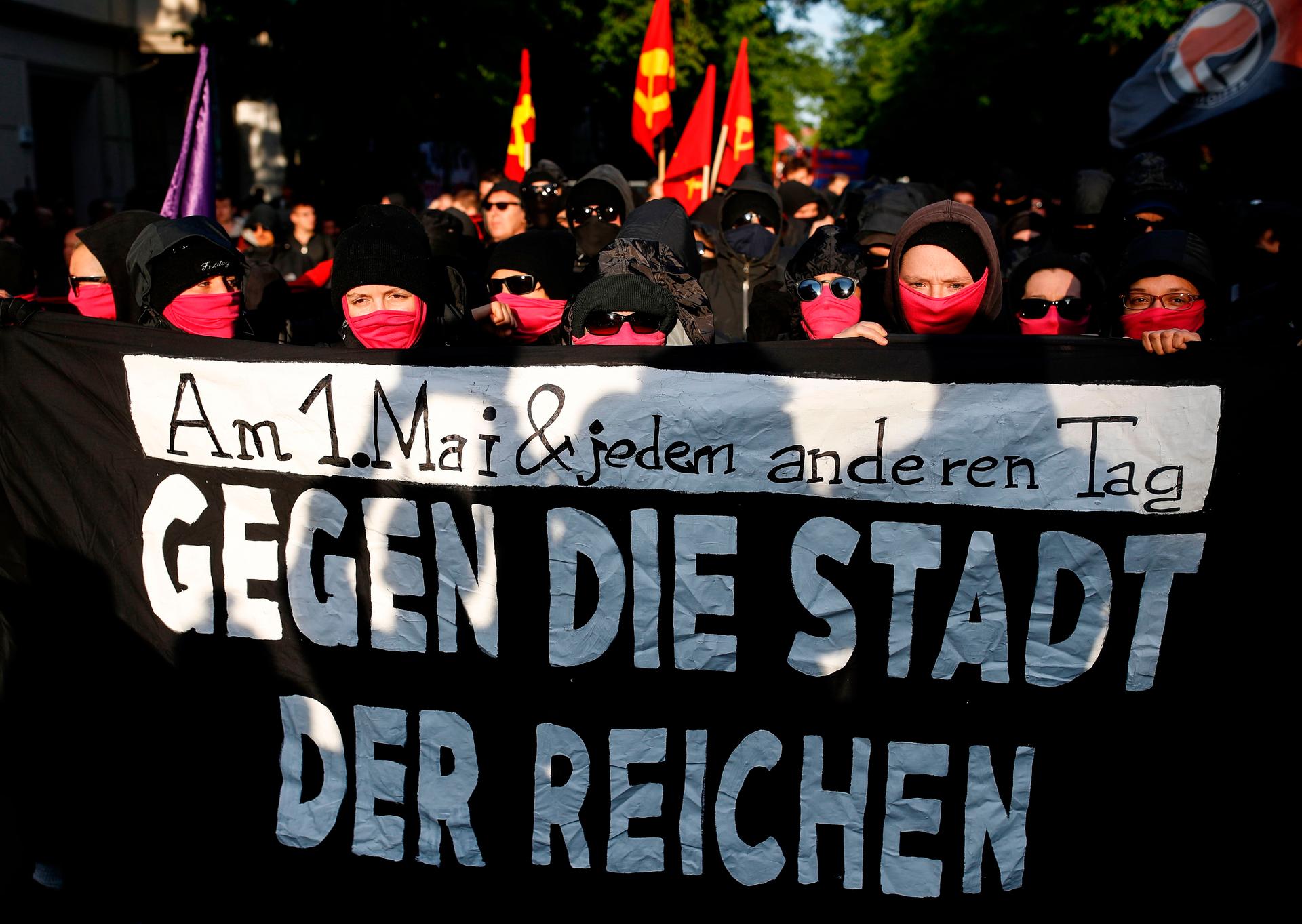 Die Demonstranten zogen dann durch die Rigaer Straße, wo es früher besetzte und bis heute umkämpfte Häuser gibt. 