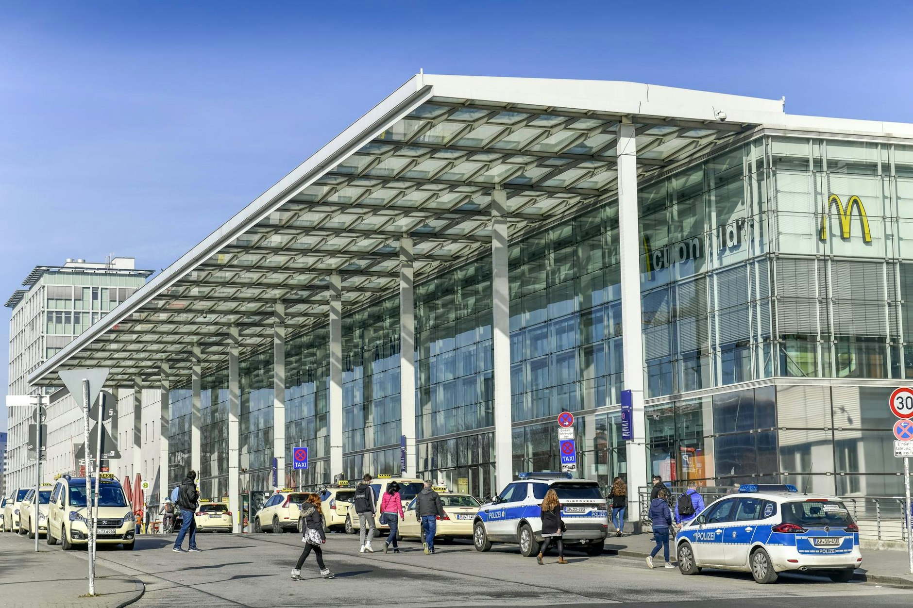 Der Ostbahnhof in Friedrichshain: Es würde Verkehr einbüßen, wenn mehr Fernzüge am Ostkreuz halten würden.  