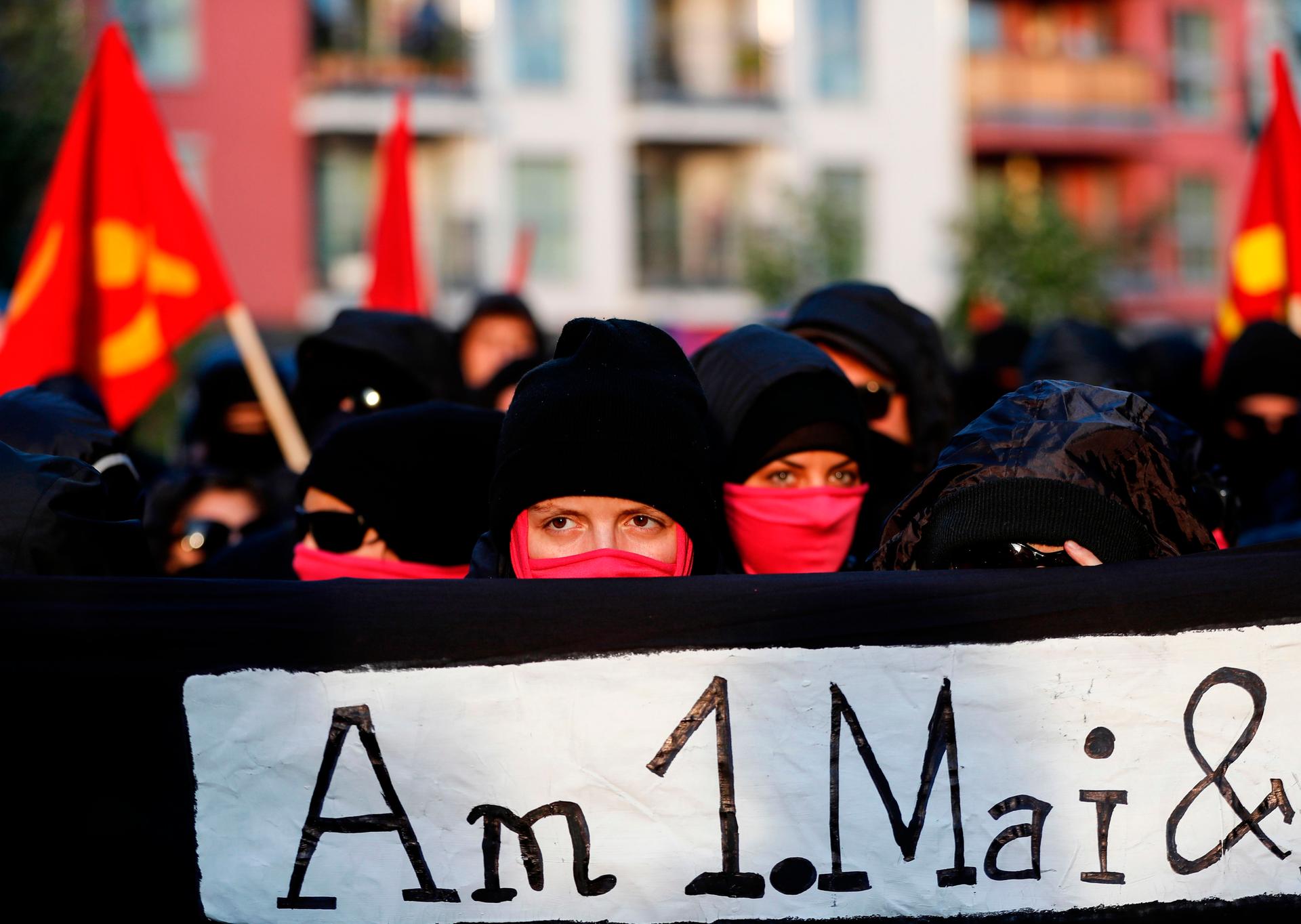 Begleitet von einem großen Polizeiaufgebot zieht die „Revolutionäre 1. Mai-Demonstration“ durch Berlin-Friedrichhain (01.05.2019).