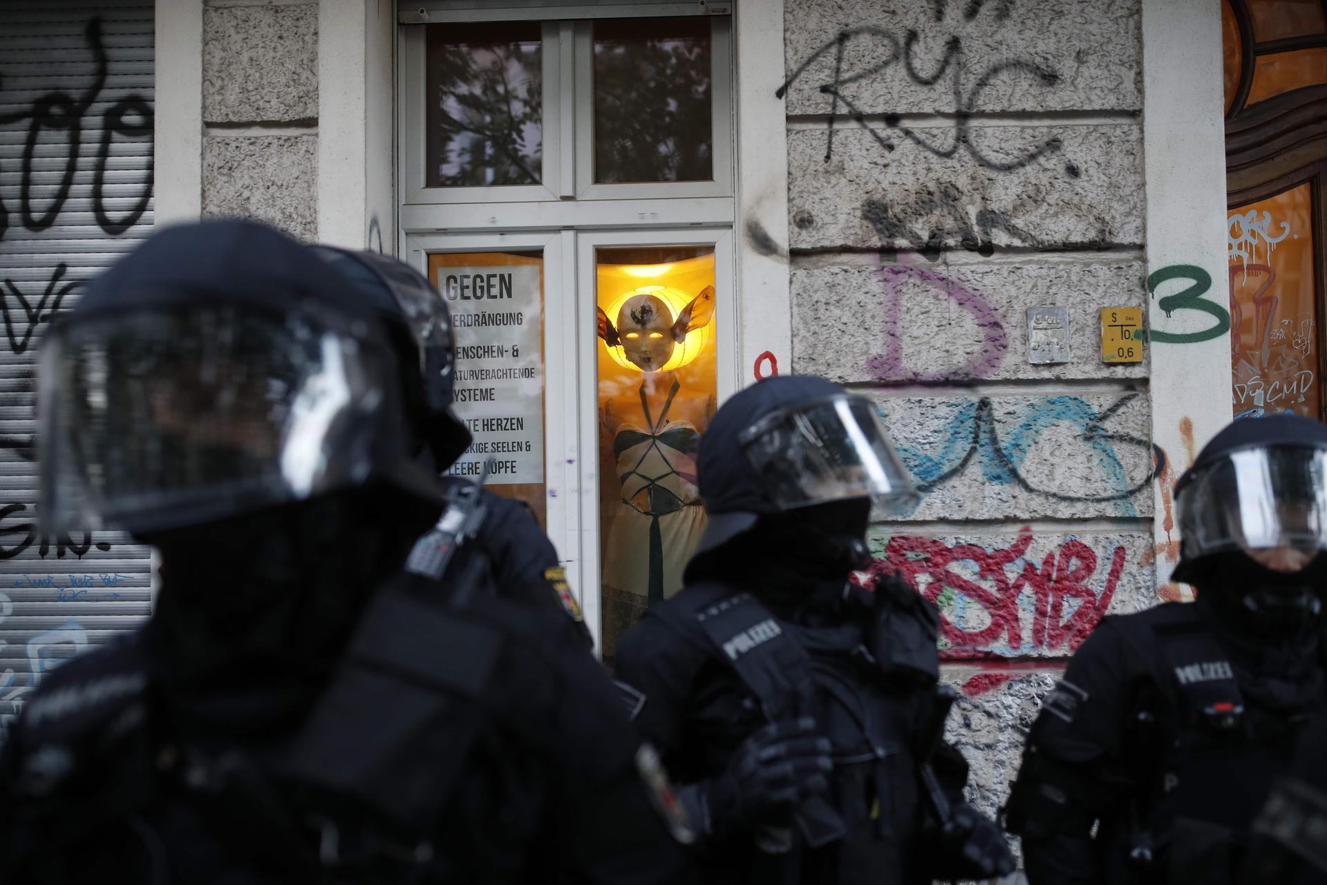 Polizisten mit Helmen begleiteten den Aufzug.