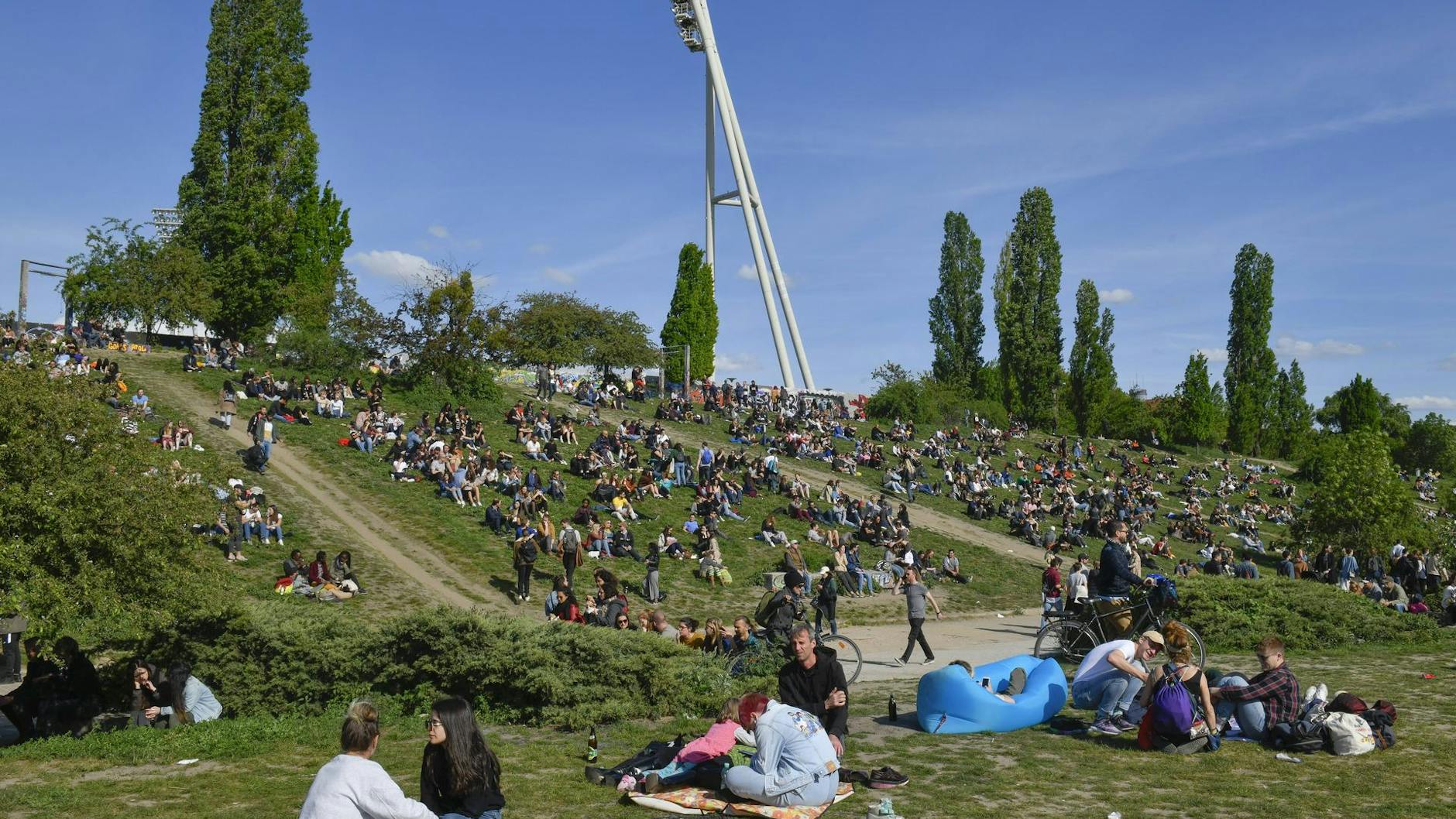 Bei schönem Wetter sitzen die Menschen in Trauben im Mauerpark. Oft bis in die Nacht.
