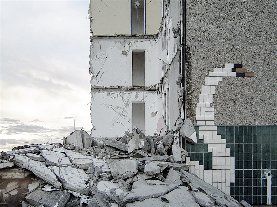 Ein Schwan an einer Hauswand: Der Block im Wohnkomplex VII wurde 2004 abgerissen.