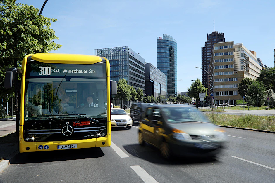 Elektrisch unterwegs: Am 4. August geht die neue Linie 300 in Betrieb, die von der Warschauer Straße über den Alexanderplatz und Unter den Linden zum Potsdamer Platz und zur Philharmonie führen wird. Dort sollen vor allem Elektrobusse eingesetzt werden - hier ein eCitaro auf Probefahrt in der Potsdamer Straße.