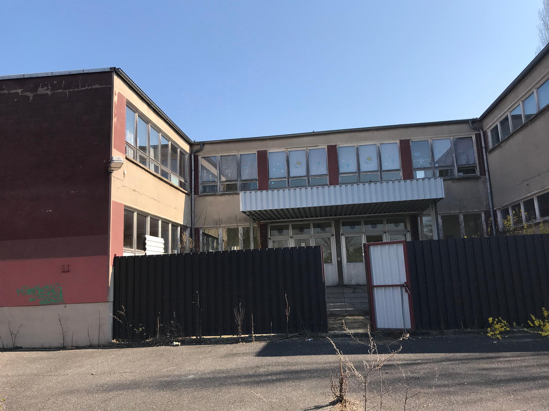 Die alte Schule im Diesterwegring in Eisenhüttenstadt: Die Ausschreibung für den Rückbau läuft, ab September sollen die Abrissbagger kommen. Es ist nicht die erste Schule in der Stadt, die abgerissen wird. Für den Abriss bekommt die Stadt Fördermittel von Land und Bund.
