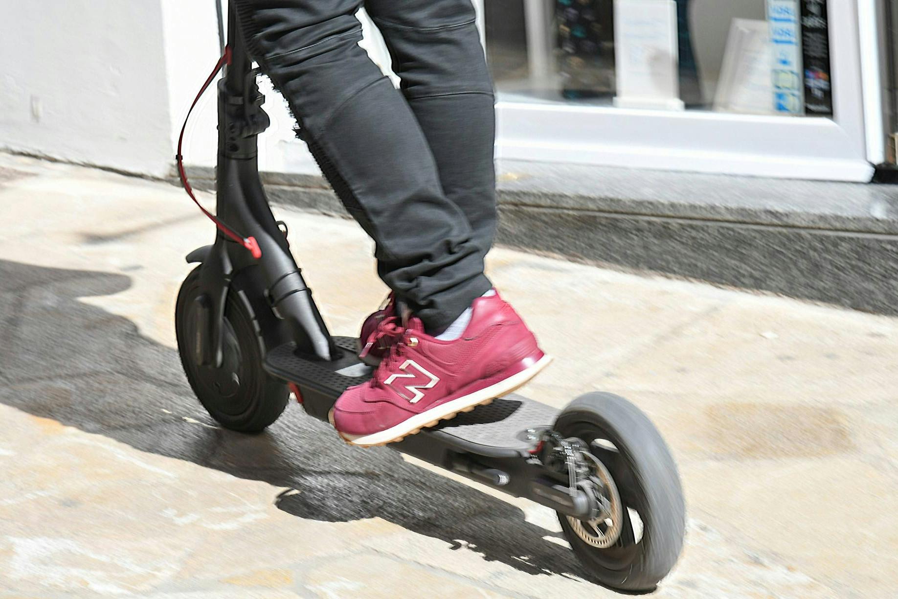 Ein Mann auf einem E-Roller. Am Donnerstag wurde ein E-Scooter-Fahrer bei einem Sturz lebensgefährlich verletzt.