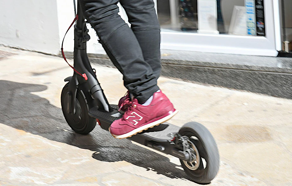 Ein Mann auf einem E-Roller. Am Donnerstag wurde ein E-Scooter-Fahrer bei einem Sturz lebensgefährlich verletzt.