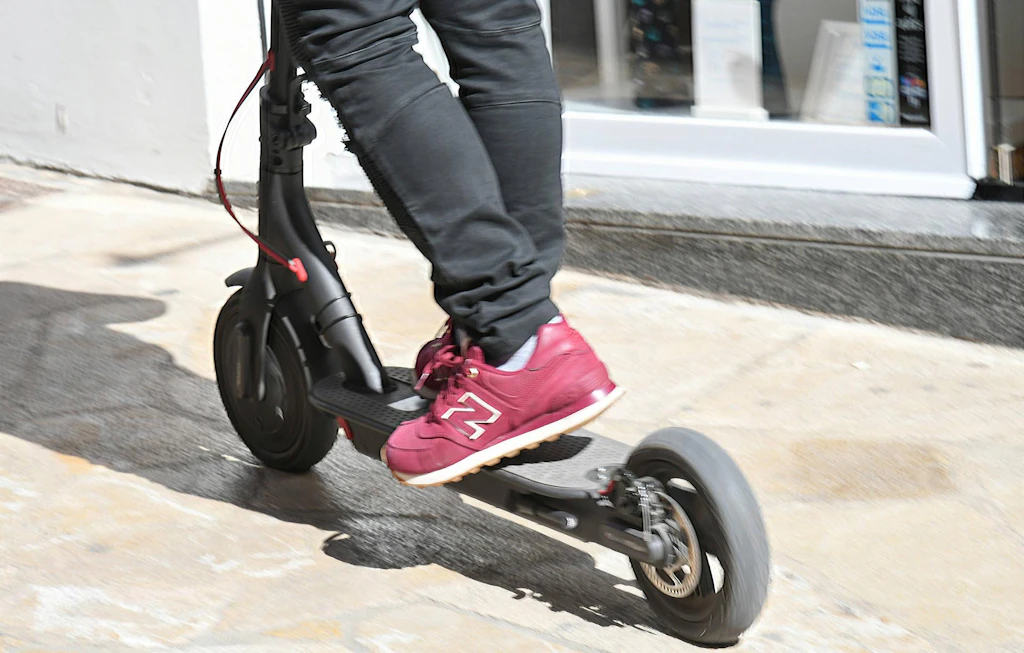 Hellersdorf: Betrunkener E-Scooter-Fahrer stürzt – lebensgefährlich verletzt