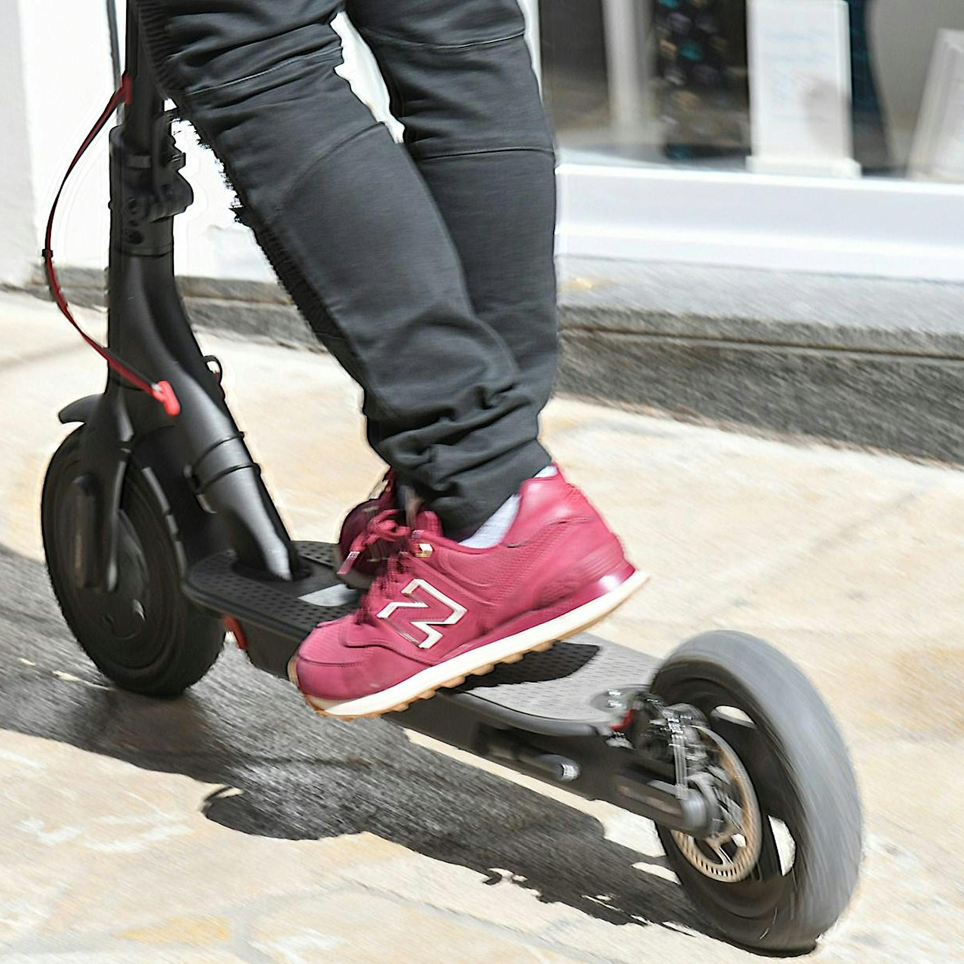 Unfall in Hellersdorf: E-Scooter-Fahrer stürzt – Lebensgefahr