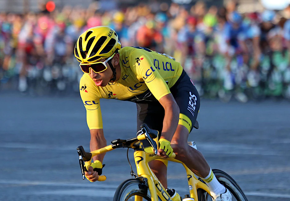 Egan Bernal kam im Gelben Trikot in Paris an.