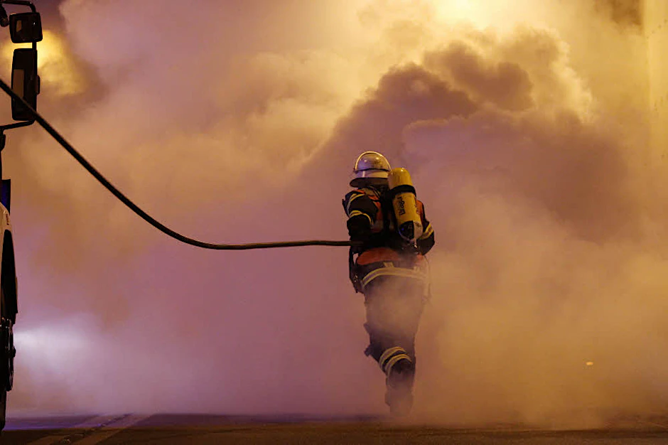 Krebsrisiko: In dichtem Qualm riskieren die Männer und Frauen der Feuerwehr ihre Gesundheit.