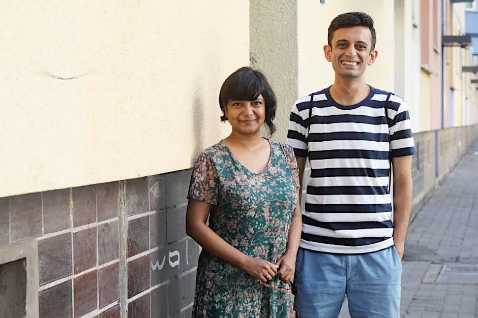 Neugierig auf Geschichte und Musik-Fans: Ayesha Ghosh (l.) und Karan Patil geben uns indische Sichten auf das einst geteilte Berlin. 
