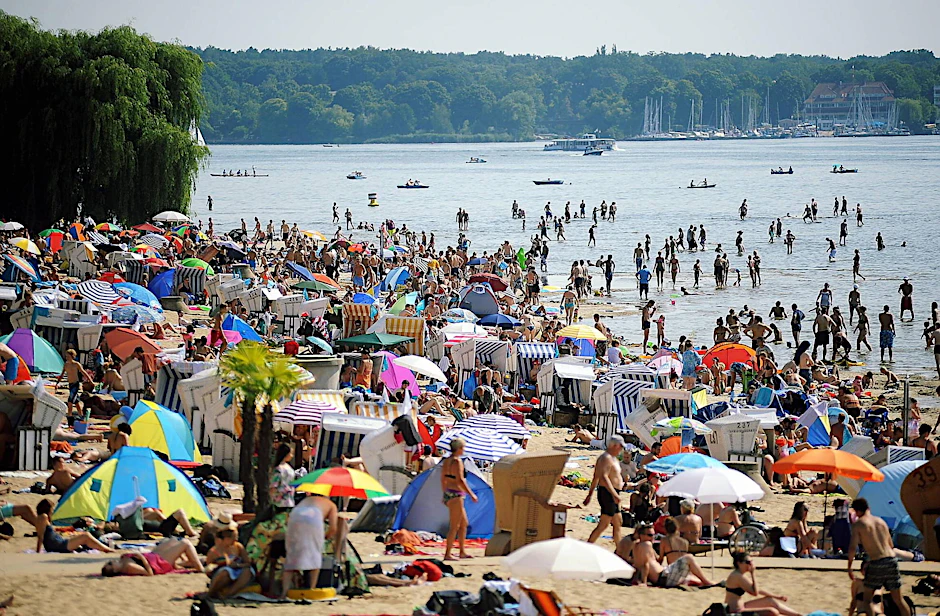Tausende Badegäste kommen an den heißen Sommertagen an den Wannsee. Für die Rettungsschwimmer bedeutet das: Sie müssen ständig in Alarmbereitschaft sein. 
