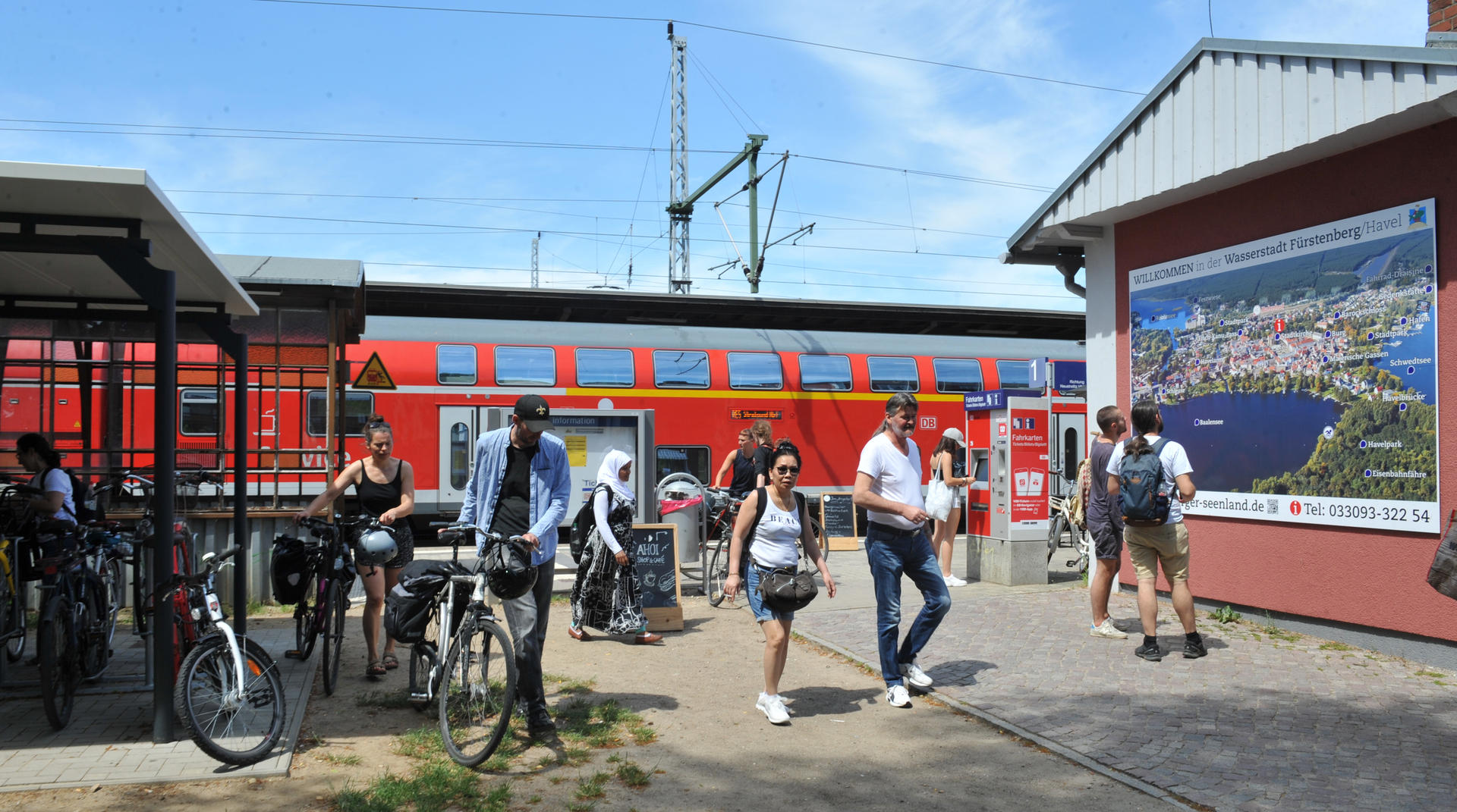 ...und nun in die Natur: Der Bahnhof Fürstenberg ist ein guter Ausgangspunkt für Radtouren. Die Bahnfahrt von Berlin hierher dauert rund 70 Minuten.