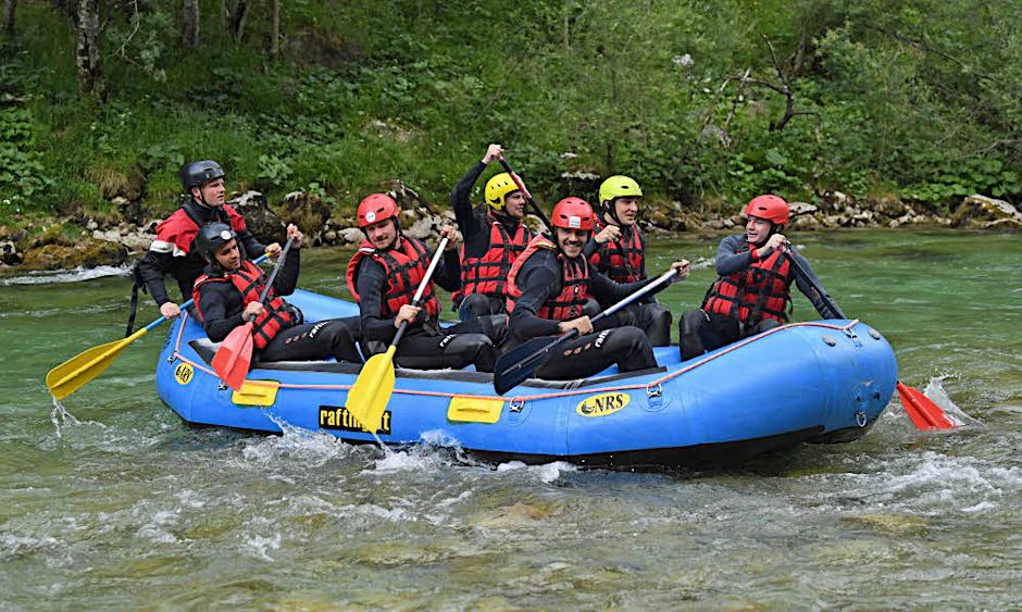 Feuchtfröhliches Teambuilding: Spieler des 1. FC Union zeigen beim Rafting Humor und vollen Einsatz.