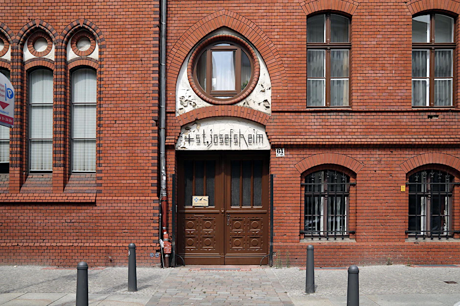 Einer der Eingänge zum St. Josefsheim in der Pappelallee in Prenzlauer Berg. Das Gebäude ist über hundert Jahre alt, Bewohner von zwei Zimmern müssen sich ein Bad teilen. 