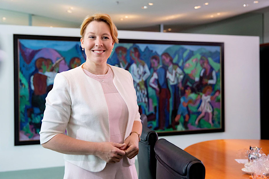 Familienministerin Franziska Giffey nimmt an der Sitzung des Bundeskabinetts im Bundeskanzleramt teil.