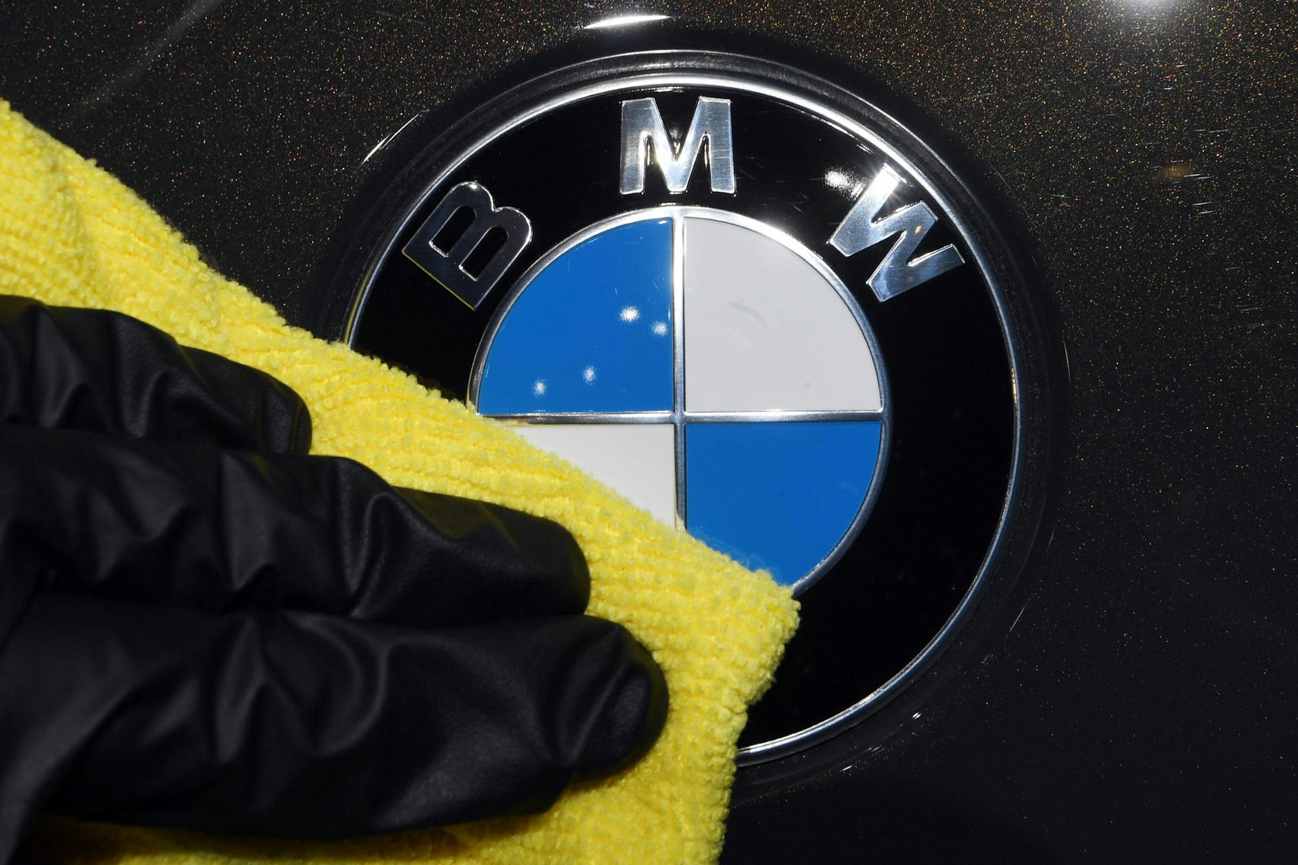 Auch BMW verzeichnet einen Gewinneinbruch.