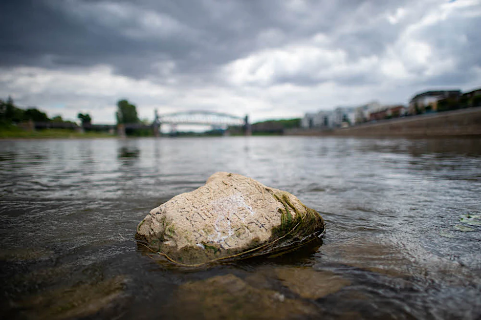 Ein Stein mit der Aufschrift „Wenn du mich siehst, ist Klimakrise“. Er ist bei Niedrigwasser an der Elbe aufgetaucht.