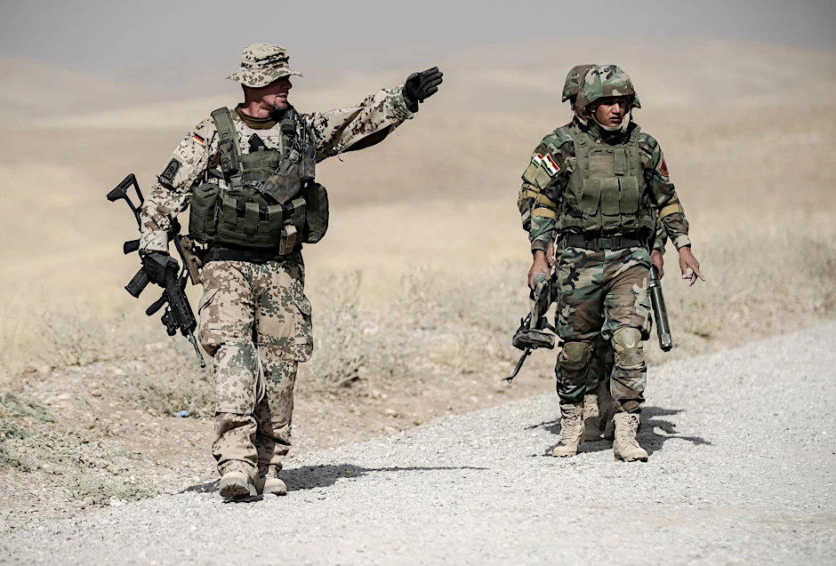 Bundeswehrsoldaten und kurdische Peshmerga in der Ausbildungseinrichtung Bnaslawa im Irak bei einer Übung