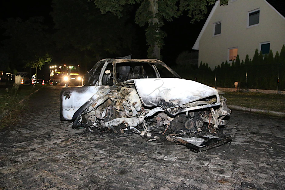 Nach der Chaosfahrt in der Arcostraße: der ausgebrannte Audi.