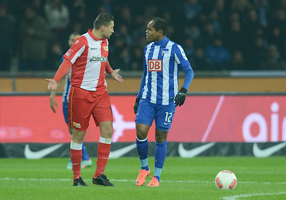 Stadtderby 2013: Unions Torsten Mattuschka und Herthas Ronny.