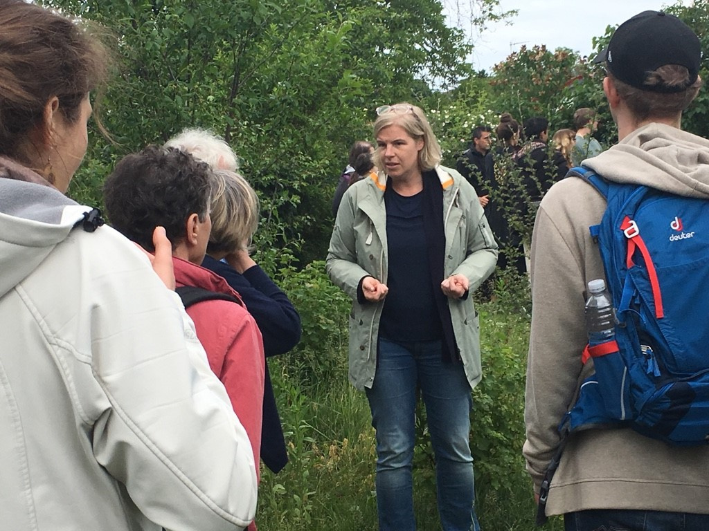 Erforscht und entwickelt Waldgärten: Jennifer Schulz von der Universität Potsdam bei einem Vortrag am Tag der Stadtnatur.