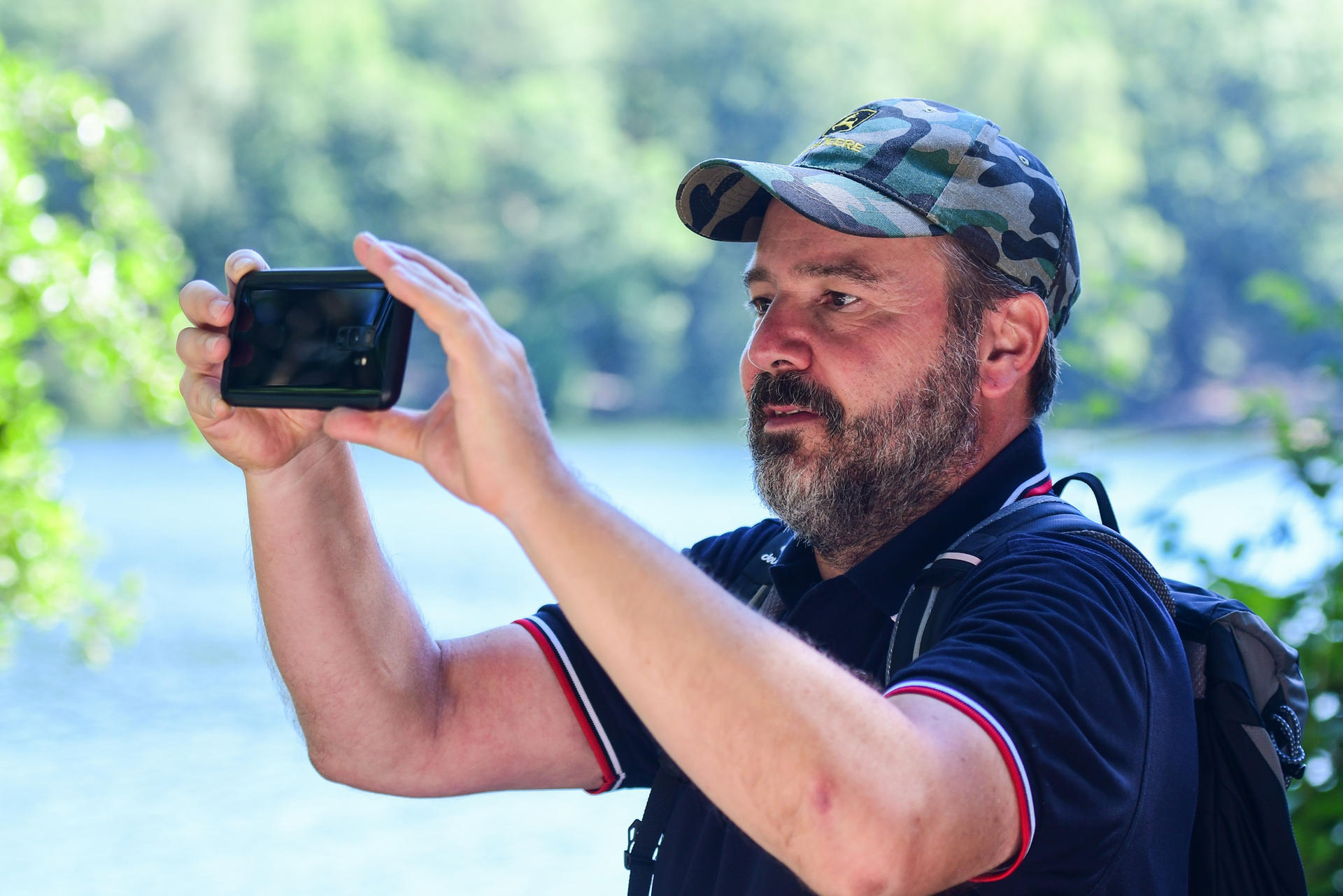 Das Smartphone ist wichtig bei der Wandertour.