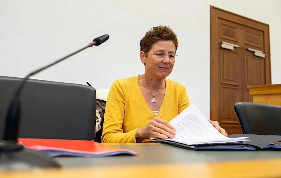Ärztin Kristina Hänel sitzt im Gerichtssaal.