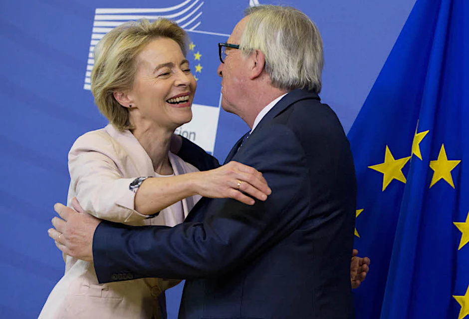 Ursula von der Leyen wird von ihrem möglichen Vorgänger, EU-Kommissionspräsident Jean-Claude Juncker, herzlich bergrüßt.