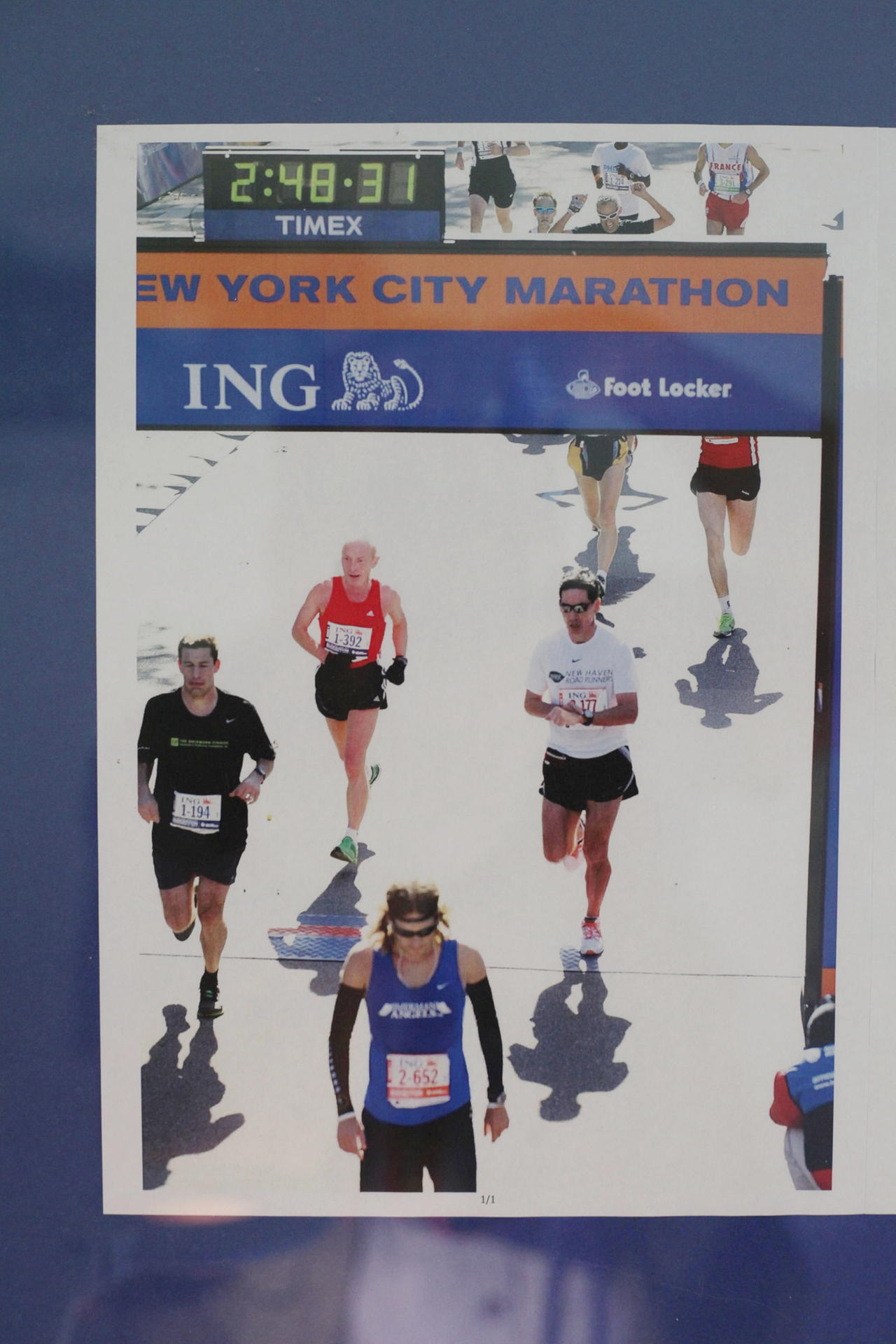 Götte (im roten Shirt) beim Zieleinlauf des New-York-City-Marathon.