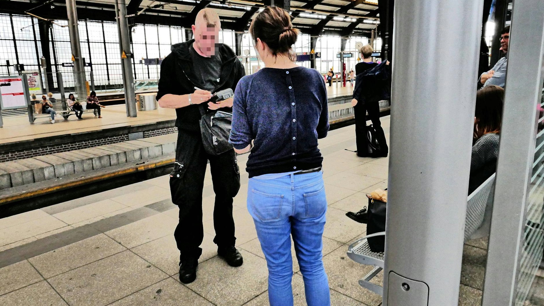 Ein S-Bahn-Kontrolleur hat eine Frau aus dem Zug geholt, weil sie ohne Ticket unterwegs war. Die S-Bahn führte zuletzt deutlich mehr Kontrollen durch.