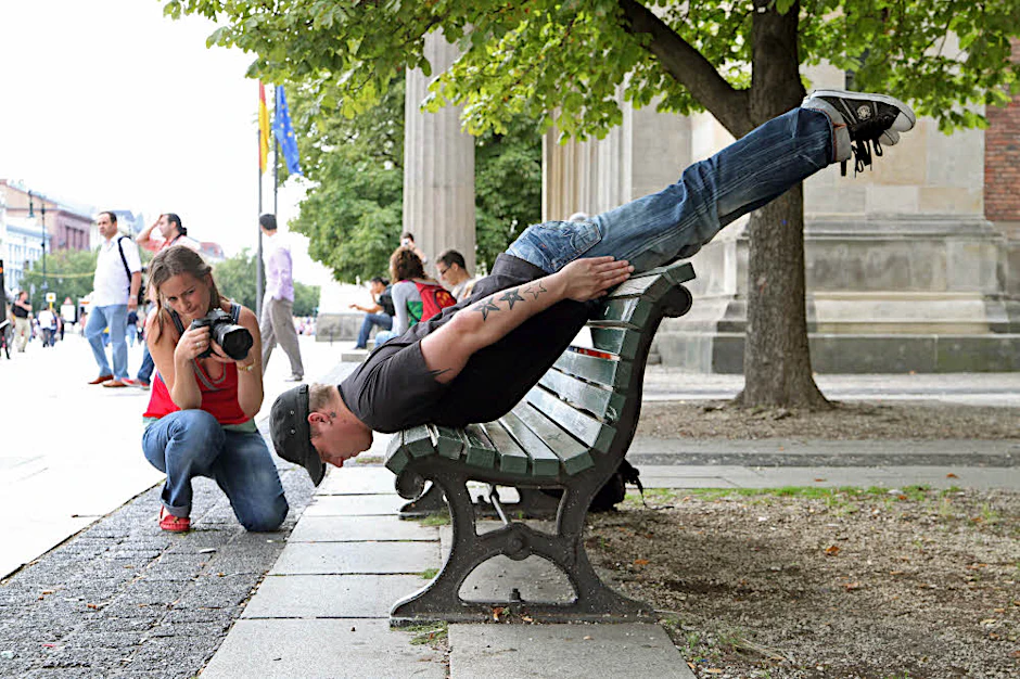 „Planking“: Zu den Aufgaben gehörte es, den Kopf Richtung Boden zu senken und den Körper so steif wie eine Holzplanke zu machen. 