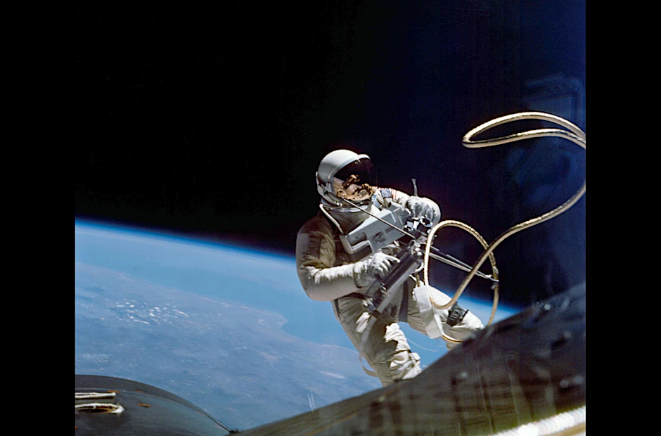 Der Astronaut Ed White schwebte am 3. Juni 1965 als erster Amerikaner im freien Weltraum. 1967 kam er bei einem Bodentest von Apollo 1 ums Leben.