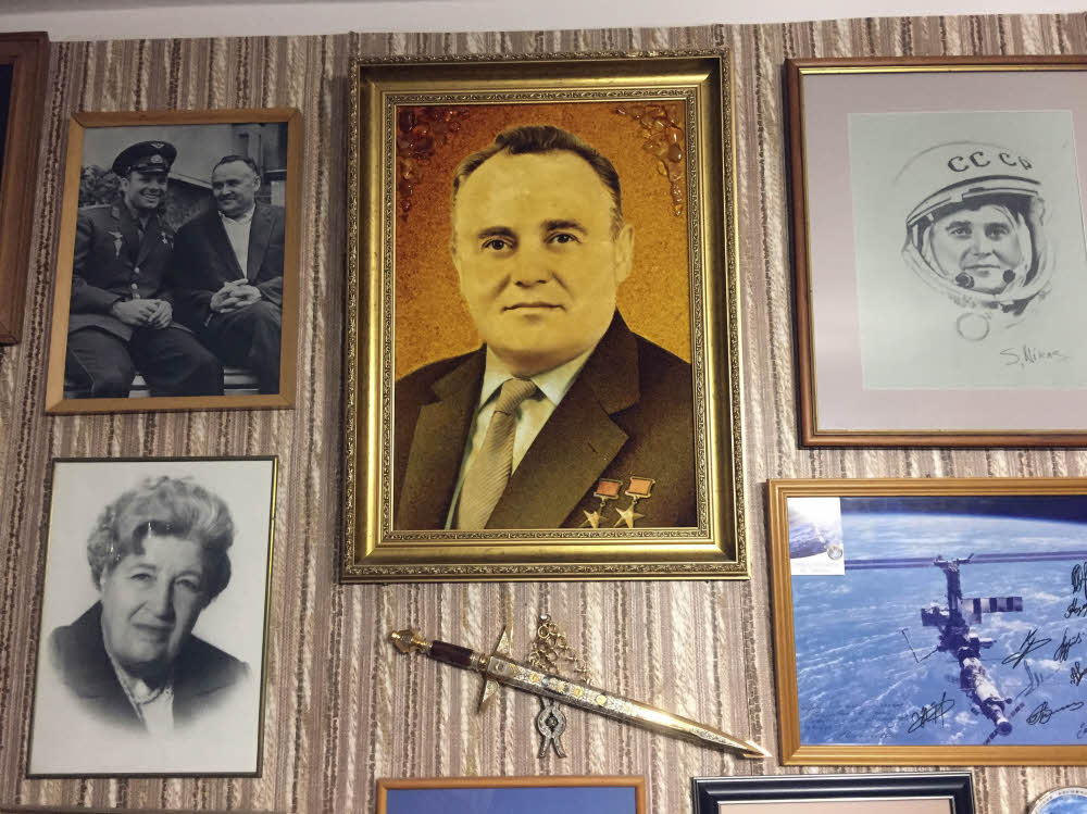 Galerie der sowjetischen Raumfahrt-Legenden, in der Mitte Sergej Koroljow.
