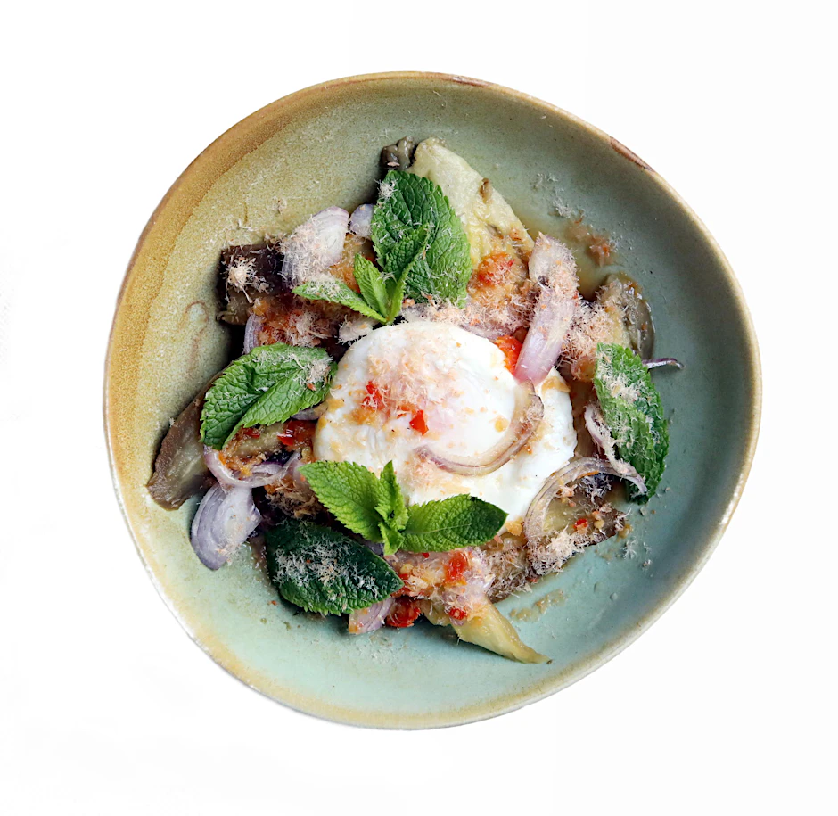 Gegrillte Aubergine mit pochiertem Ei im Restaurant Khao Taan.