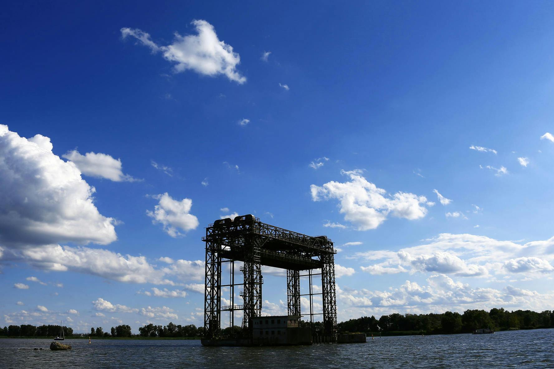 Nur das 35 Meter hohe Hubgerüst blieb übrig, als bei Karnin die übrigen Teile der Bahnbrücke über den Peenestrom nach Usedom 1945 gesprengt wurden. In Zukunft sollen hier wieder Züge fahren.