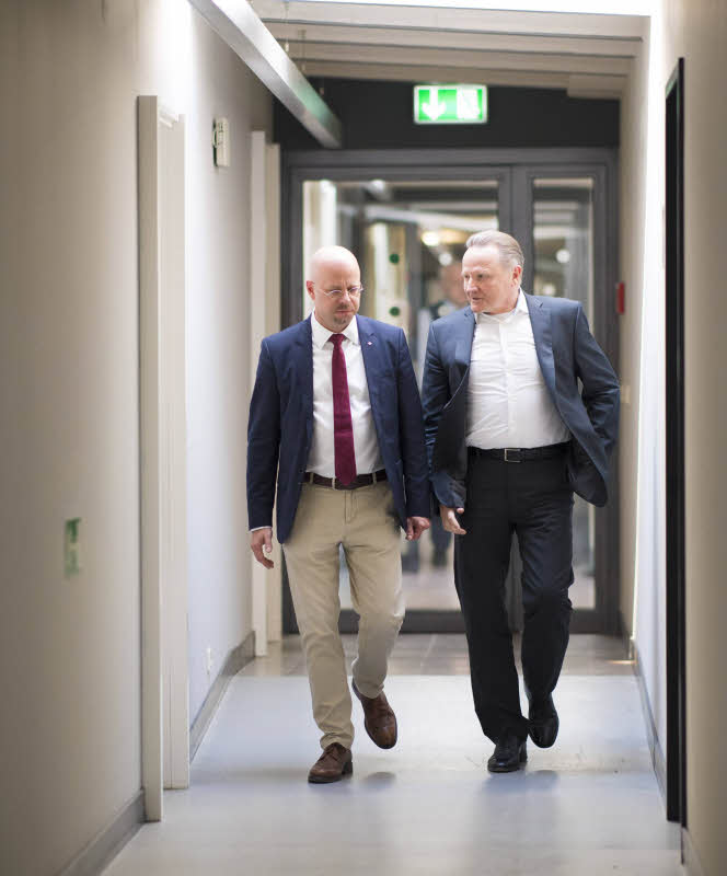 Die beiden Landesvorsitzenden Andreas Kalbitz (l. ) und Georg Pazderski. Die Berliner AfD hält sich bei der Wahlkampfhilfe in Brandenburg zurück. 