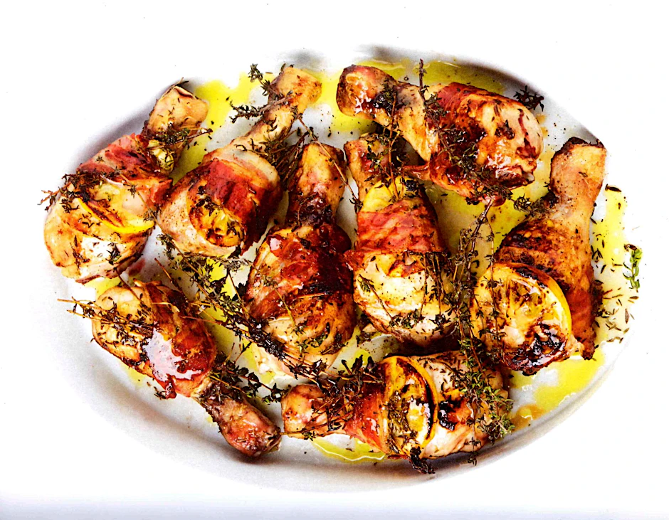 Gegrillter Hühnerschenkel mit Kräuter-Joghurt-Soße.