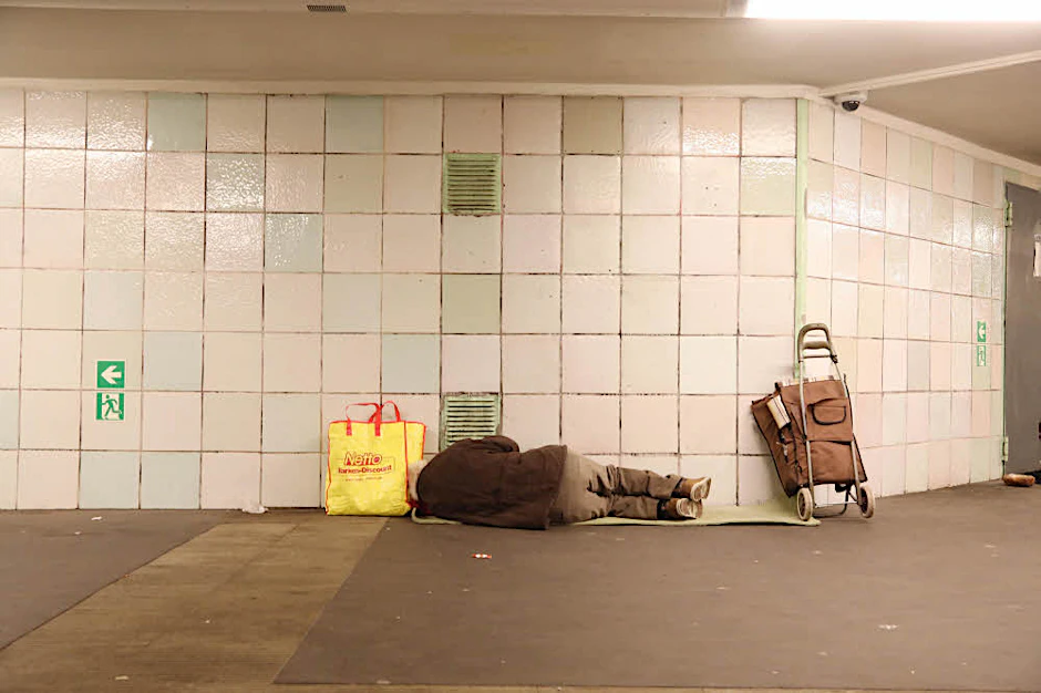 Ein Obdachloser im U-Bahnhof Moritzplatz, der im Winter auch als Kältebahnhof dient.