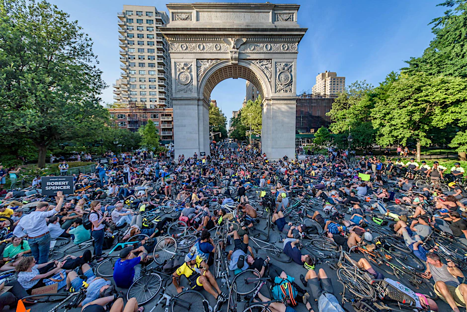 Am 9. Juli kam es zu Massenprotesten und Gedenkveranstaltungen der Radfahrer im New Yorker Washington Square Park. 