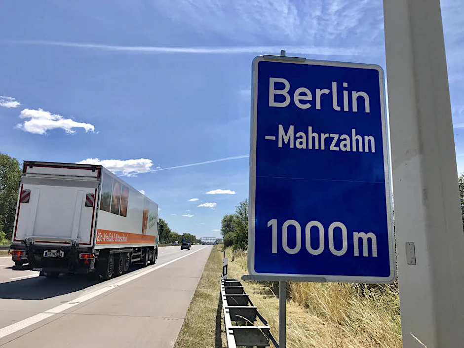 „Berlin-Mahrzahn“ steht auf dem Verkehrsschild am Berliner Ring.