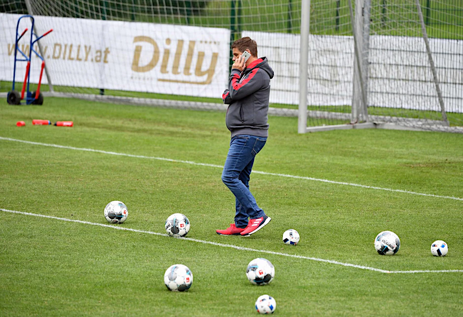 Windischgarsten, bedeckt, 16 Grad, der Akku hält: Oliver Ruhnert telefoniert derzeit ausführlich in Unions Trainingslager. 