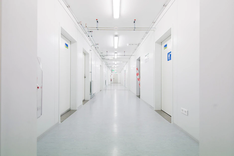 Ein Flur im Wohncontainerdorf für Flüchtlinge und Asylsuchende in Berlin-Lichtenberg.
