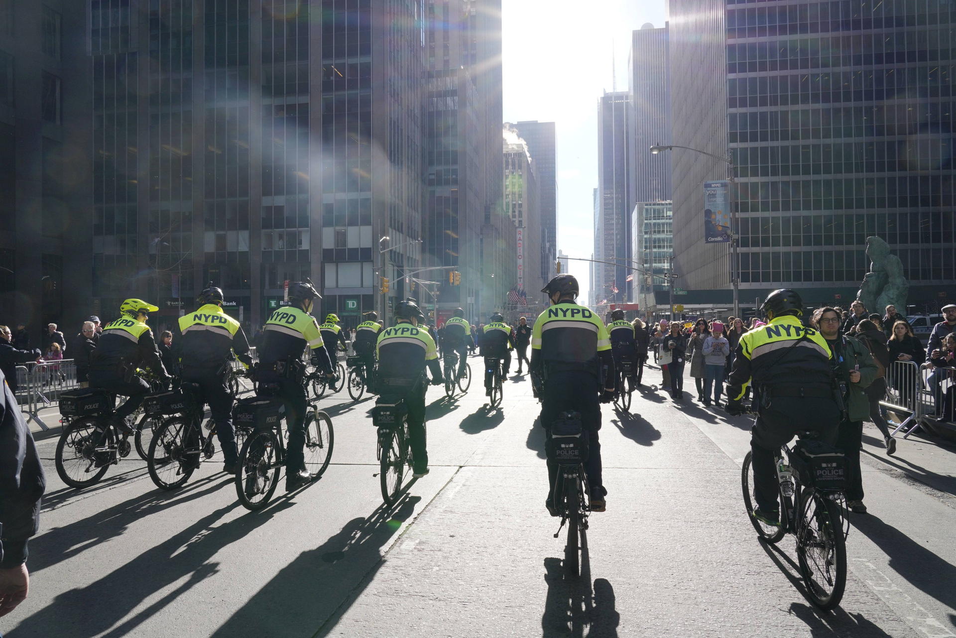 Auch auf dem Rad unterwegs, doch kein Freund der Radfahrer: die Polizei. 